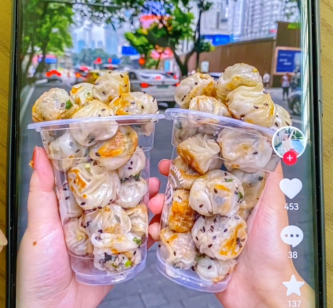 華人老鐵用拇指生煎包機做生煎包，湯汁濃稠、面皮酥脆！
