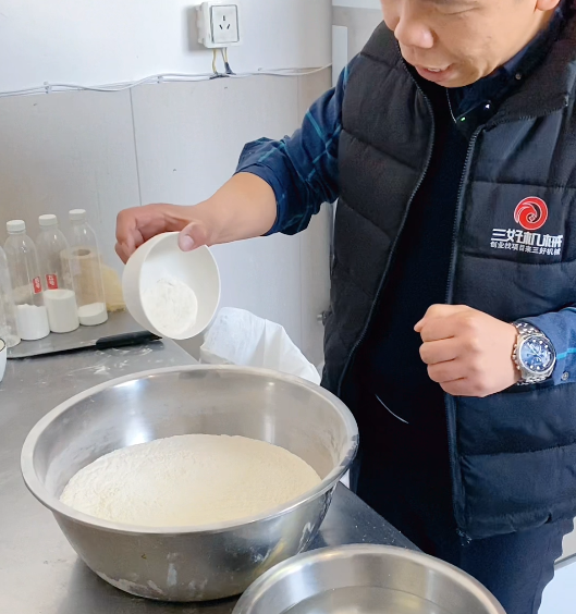 老鐵用饅頭機做饅頭，卻捅破豆渣這個馬蜂窩“咋辦”？